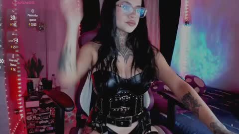 Snapshot of kristall_schwarz_ chatting on January 2025 10:19:01 PM Kristall online show from January 2025 10:19:01 PM