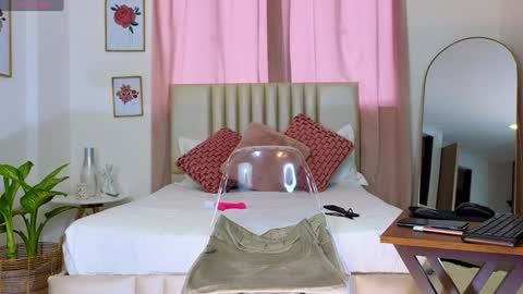 Snapshot of kristennblue_ chatting on December 2024 06:50:02 PM Kris online show from December 2024 06:50:02 PM