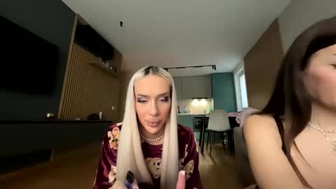 Kris the doll online show from December 2025 01:09:01 PM