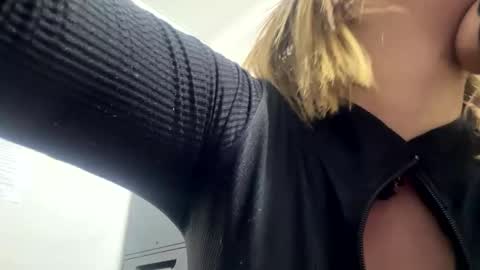 Kristtal  online show from November 2025 07:06:02 AM