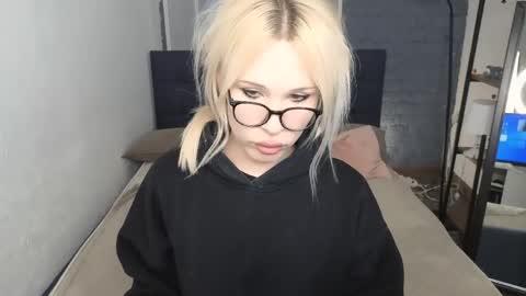 Snapshot of kristydollx chatting on April 2026 02:00:02 PM Kristy online show from April 2026 02:00:02 PM