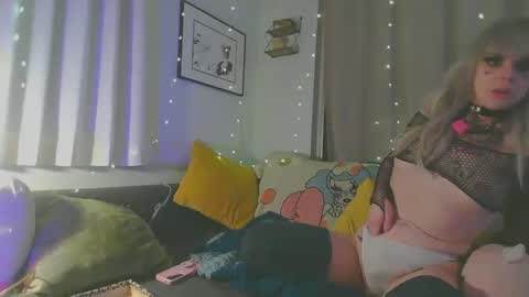 krystalvenison online show from December 2025 01:28:02 PM