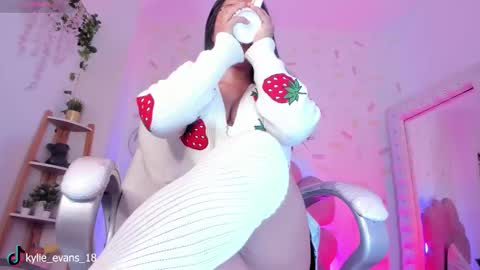 Snapshot of kylie_evans_18 chatting on November 2025 11:04:02 PM Kylie online show from November 2025 11:04:02 PM