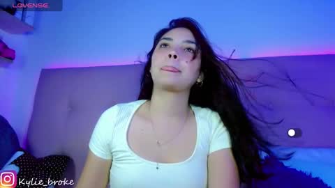 k ylie online show from February 2025 12:19:01 AM