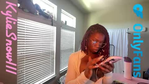 Snapshot of kyliesnowxxx chatting on May 2026 04:01:02 PM Kylie Snow online show from May 2026 04:01:02 PM