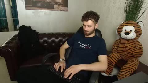 KyloEast online show from May 2026 04:43:01 AM