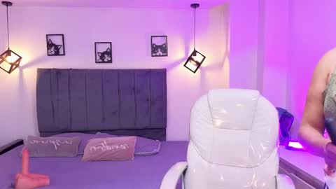  L A R A   online show from April 2026 09:30:02 PM