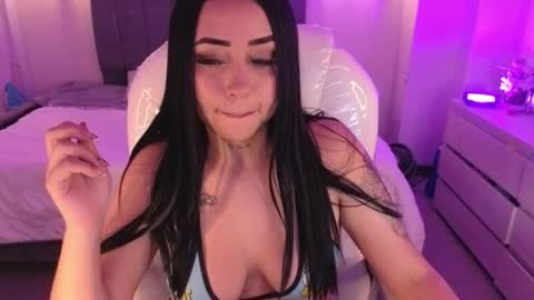  L A R A   online show from May 2026 09:11:01 PM