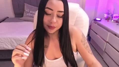  L A R A   online show from May 2026 08:59:01 PM
