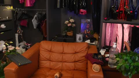 Snapshot of lacie_le_beauty chatting on December 2024 08:18:01 PM Latex Lacie online show from December 2024 08:18:01 PM