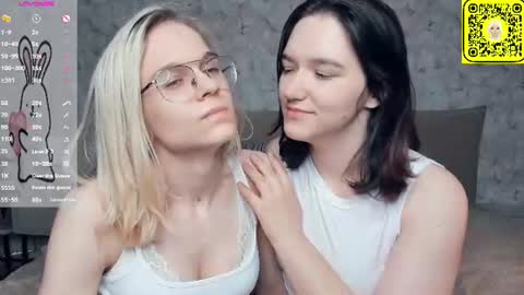 Violet and Isabel online show from June 2026 07:42:01 PM