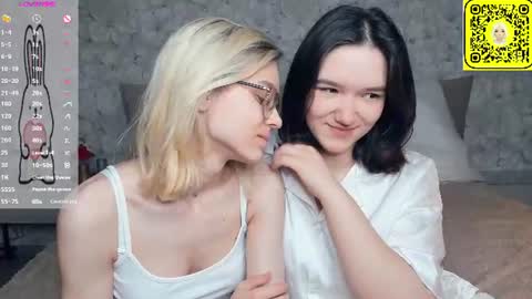 Violet and Isabel online show from June 2026 07:25:02 PM