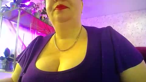 Snapshot of lady_gloria chatting on April 2026 07:01:01 AM Lady Gloria online show from April 2026 07:01:01 AM