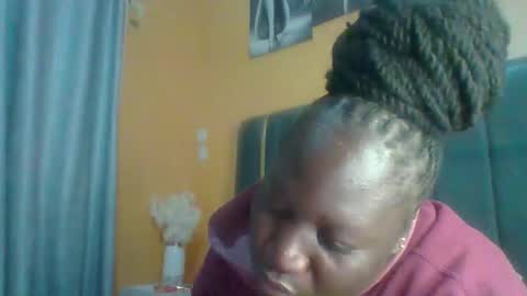 lindah32 online show from December 2025 06:48:01 PM