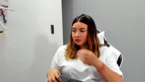 Lara online show from May 2026 01:35:01 AM