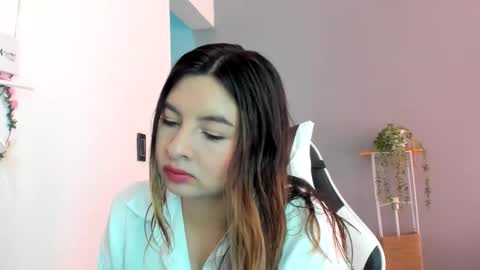 Lara online show from May 2026 07:11:02 PM