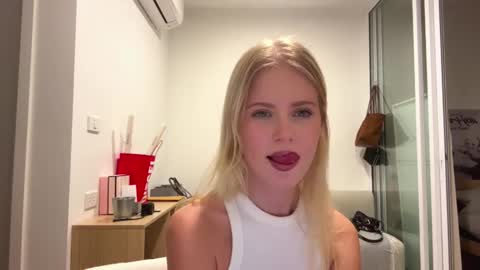 Snapshot of laraineprada chatting on February 2026 10:18:02 AM Stella online show from February 2026 10:18:02 AM