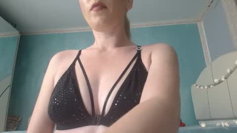 Snapshot of laralanee chatting on June 2026 07:27:01 PM LaraLane online show from June 2026 07:27:01 PM