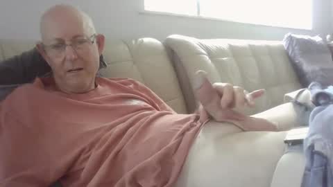 Snapshot of largerthan chatting on January 2026 03:11:02 AM largerthan- say hi on entry online show from January 2026 03:11:02 AM