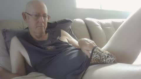 Snapshot of largerthan chatting on February 2026 11:45:01 PM largerthan- say hi on entry online show from February 2026 11:45:01 PM