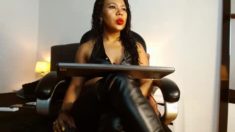 Laryssa online show from October 2025 01:29:02 PM