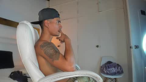 Snapshot of latin_couple20y chatting on February 2025 04:00:02 AM Johana y Santiago online show from February 2025 04:00:02 AM