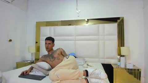 Snapshot of latin_couple20y chatting on September 2025 08:09:02 AM Johana y Santiago online show from September 2025 08:09:02 AM