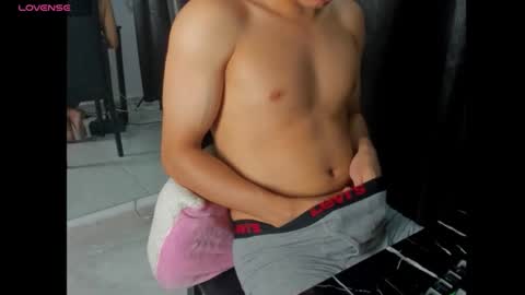 latin_lover2005 online show from October 2025 04:41:01 PM