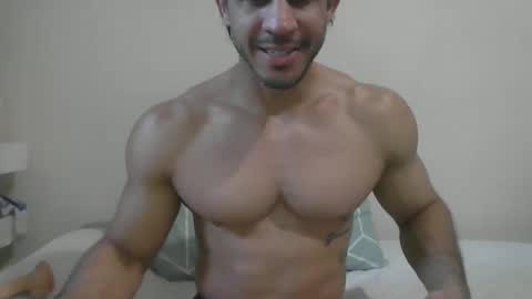 latino_rodri online show from April 2026 06:03:02 PM