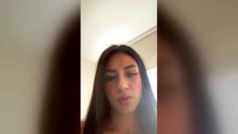 Laura Valmont online show from March 2026 06:56:01 PM