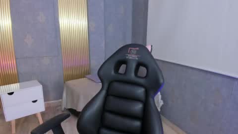 laulin_tay online show from May 2026 02:40:01 AM