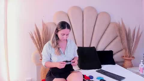 Snapshot of laura__martiinez chatting on October 2025 01:03:02 PM online show from October 2025 01:03:02 PM