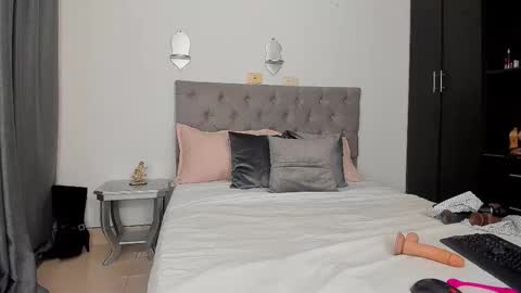 Snapshot of laura__martiinez chatting on November 2025 02:19:02 PM online show from November 2025 02:19:02 PM