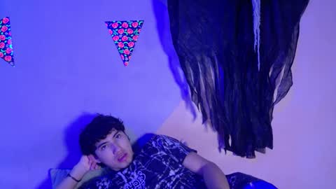 laura_and_kevin online show from October 2025 02:15:01 PM