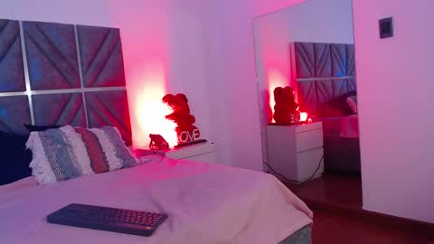 laura_dicardy online show from December 2025 07:42:02 PM