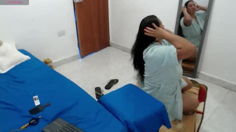 laura_foxx2379 online show from May 2026 03:33:02 PM