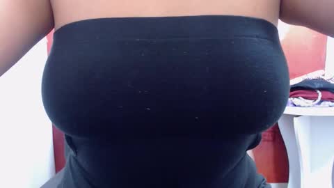  Laura  online show from October 2025 04:09:01 PM