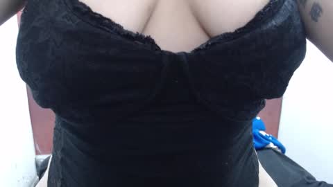  Laura  online show from November 2025 01:31:01 AM