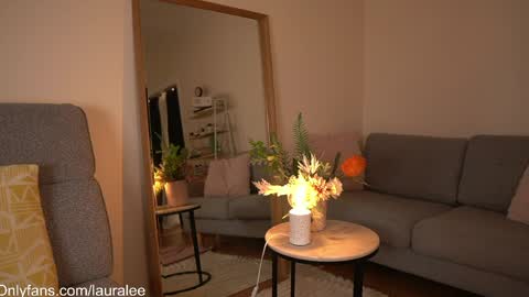 Snapshot of laura_lee chatting on April 2026 01:25:01 AM Laura Lee. online show from April 2026 01:25:01 AM