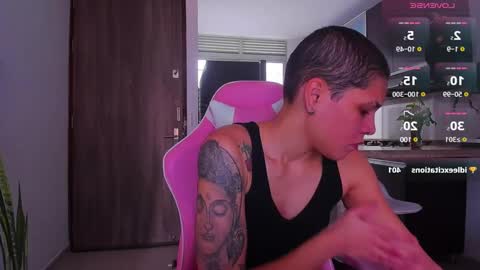 Snapshot of laura_r23 chatting on January 2025 07:52:01 PM Laura Rose online show from January 2025 07:52:01 PM