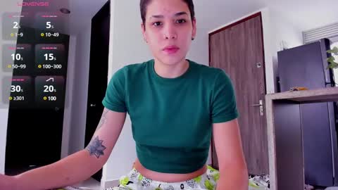 Snapshot of laura_r23 chatting on February 2025 07:27:02 PM Laura Rose online show from February 2025 07:27:02 PM