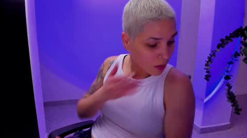 Snapshot of laura_r23 chatting on September 2025 06:02:01 AM Laura Rose online show from September 2025 06:02:01 AM