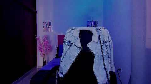 Snapshot of laura_r23 chatting on September 2025 02:22:01 PM Laura Rose online show from September 2025 02:22:01 PM