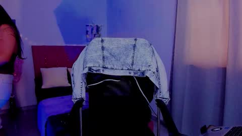 Snapshot of laura_r23 chatting on October 2025 06:59:01 PM Laura Rose online show from October 2025 06:59:01 PM