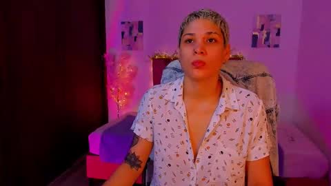 Snapshot of laura_r23 chatting on October 2025 06:19:02 PM Laura Rose online show from October 2025 06:19:02 PM