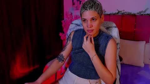 Snapshot of laura_r23 chatting on October 2025 12:25:01 AM Laura Rose online show from October 2025 12:25:01 AM