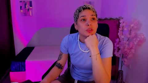 Snapshot of laura_r23 chatting on November 2025 05:57:02 PM Laura Rose online show from November 2025 05:57:02 PM