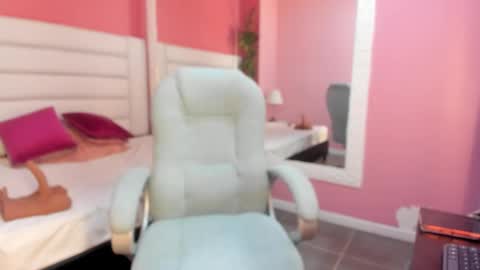 Laura online show from December 2025 01:28:02 PM