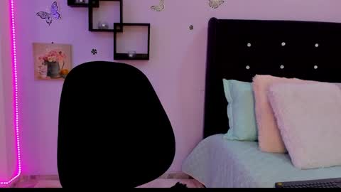 Snapshot of laurablue_ chatting on January 2025 12:17:01 AM Laura Blue online show from January 2025 12:17:01 AM