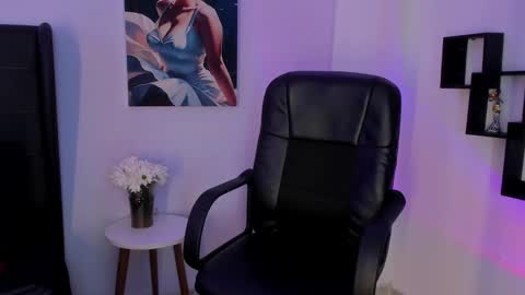 Snapshot of laurablue_ chatting on February 2025 06:20:01 PM Laura Blue online show from February 2025 06:20:01 PM